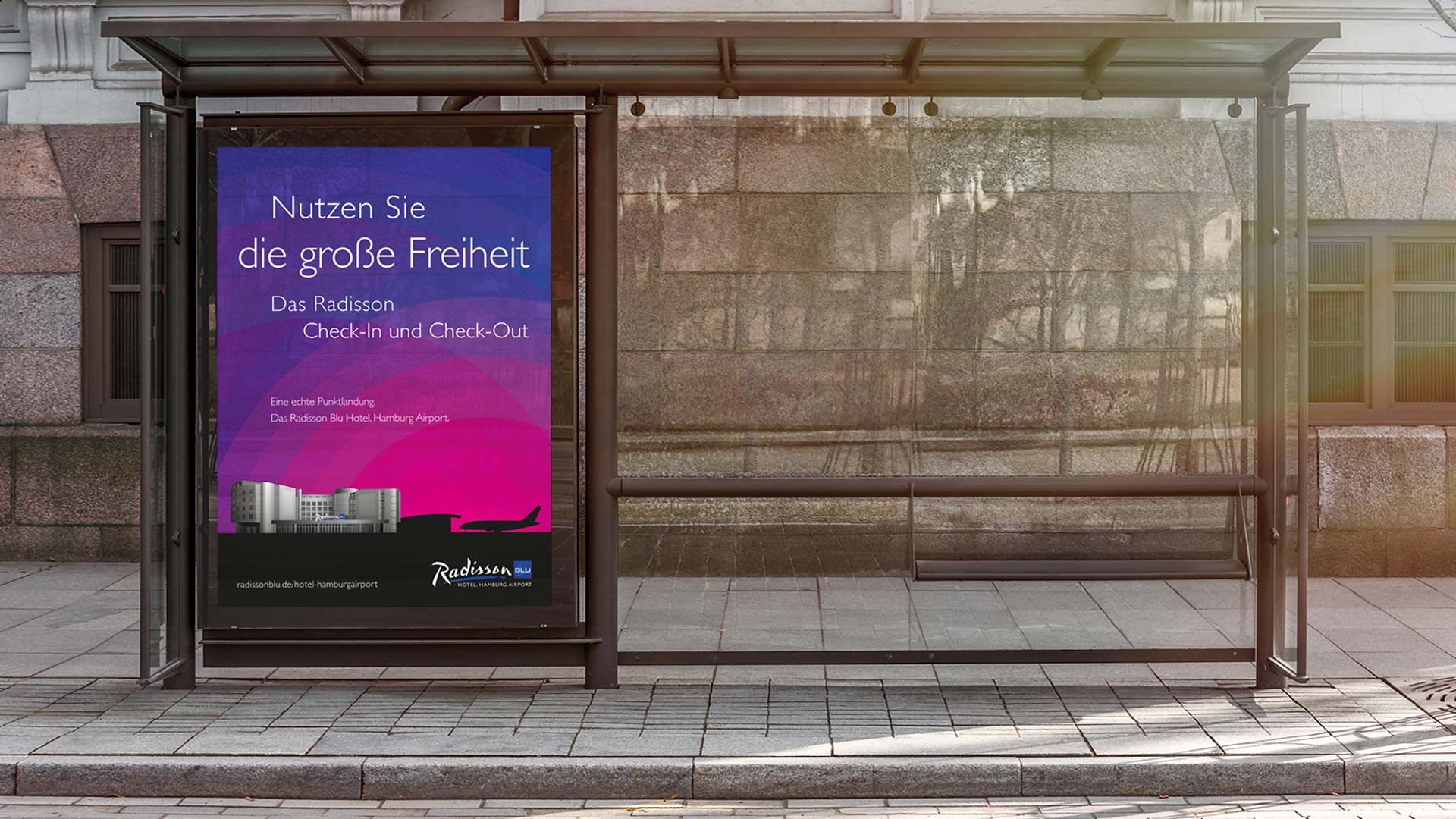 Außenwerbung für das Radisson Blu Hamburg